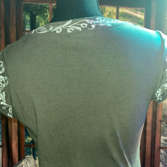 #355-BCBG (M) capped sleeve top in dusty sage, beautiful, white embroidery trim - Picture 8 of 8